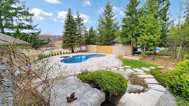 Building Photo - 90 Humberview Dr