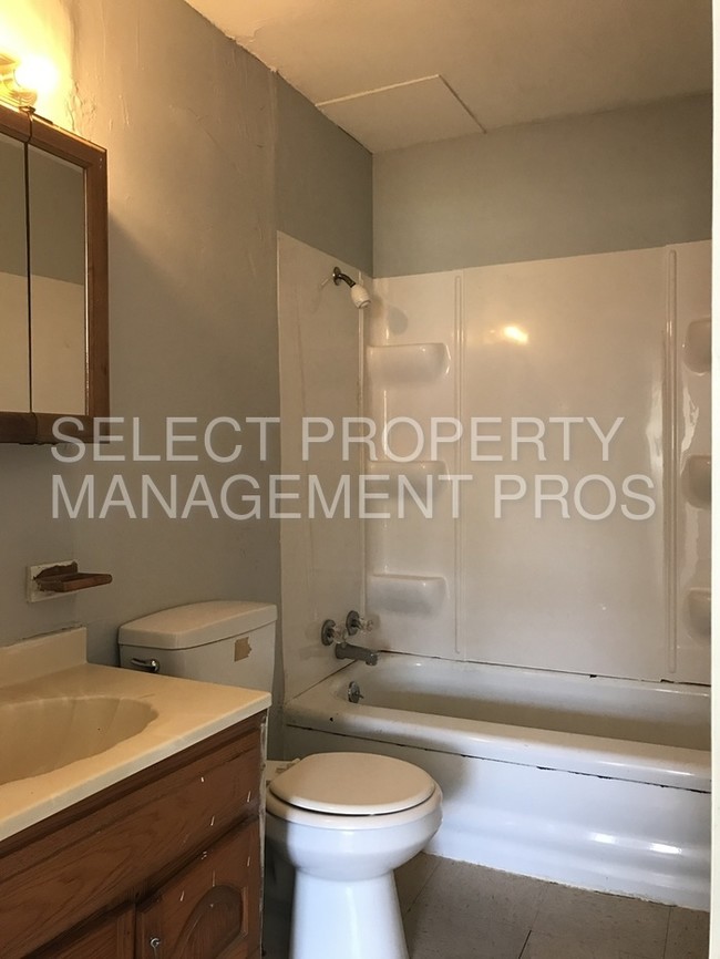 Building Photo - Two Bedroom Lower Apartment in Waynedale