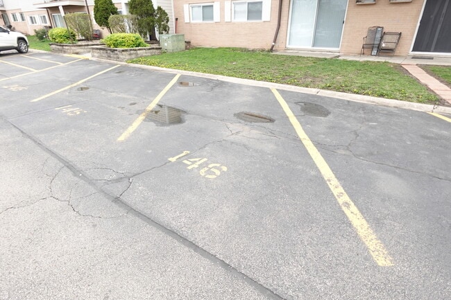 Building Photo - 870 E Old Willow Rd