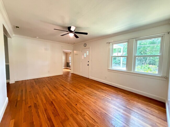 Foto del edificio - Historic Downtown Charm | Original Floors | Walk to Golf, Dining, Parks, & Concerts