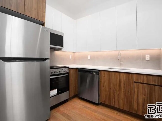 Building Photo - 3 bedroom in Brooklyn NY 11206