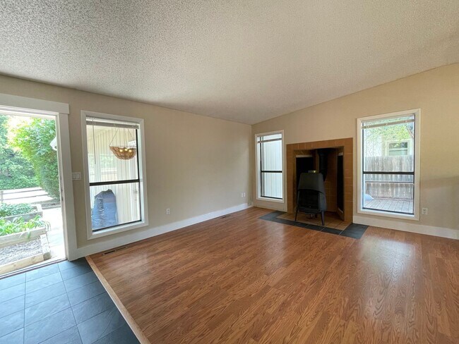 Foto del edificio - BEAUTIFUL 4 BED/2 BATH RANCH HOME IN CHARM...