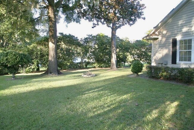 Building Photo - 2204 NW 29th Ave