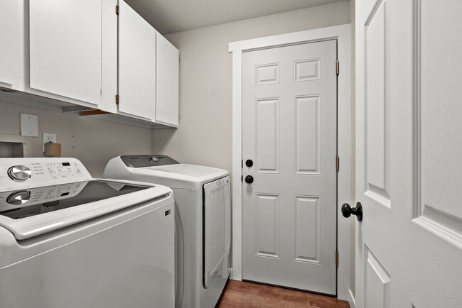 Building Photo - Newly remodeled two story home at the intersection of Redmond and Kirkland