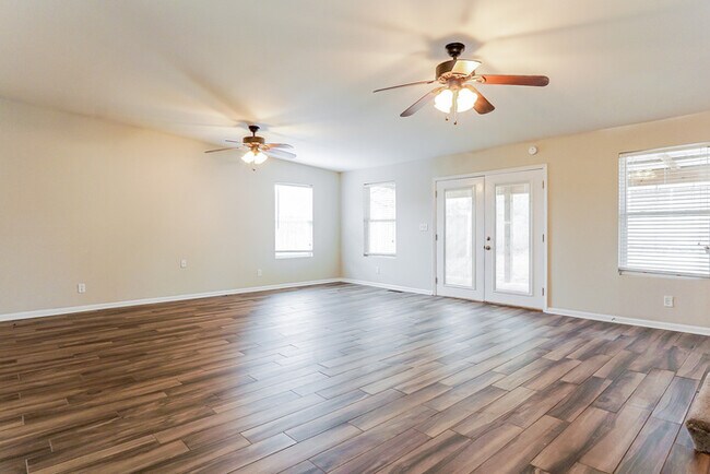 Building Photo - Spacious 3 Bedroom Home