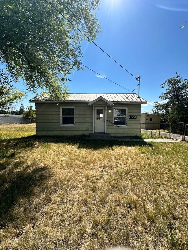 Building Photo - 2 bedroom 1 bath House