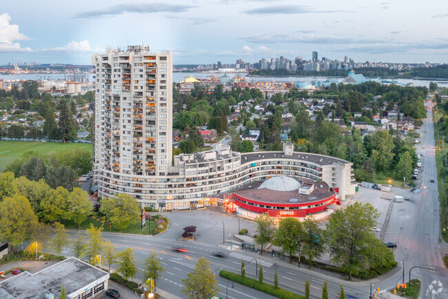 Building Photo - International Plaza Apartments