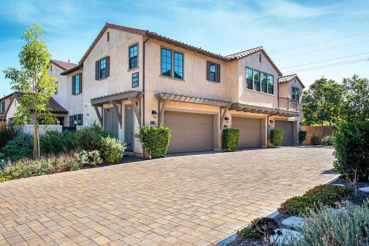 Foto principal - Spacious & New 2-bd, 2-bth Condo w/ attach...