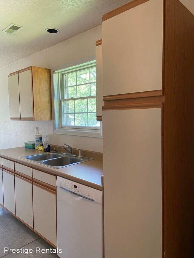 Building Photo - 3 br, 1 bath House - 254 Campus Ave
