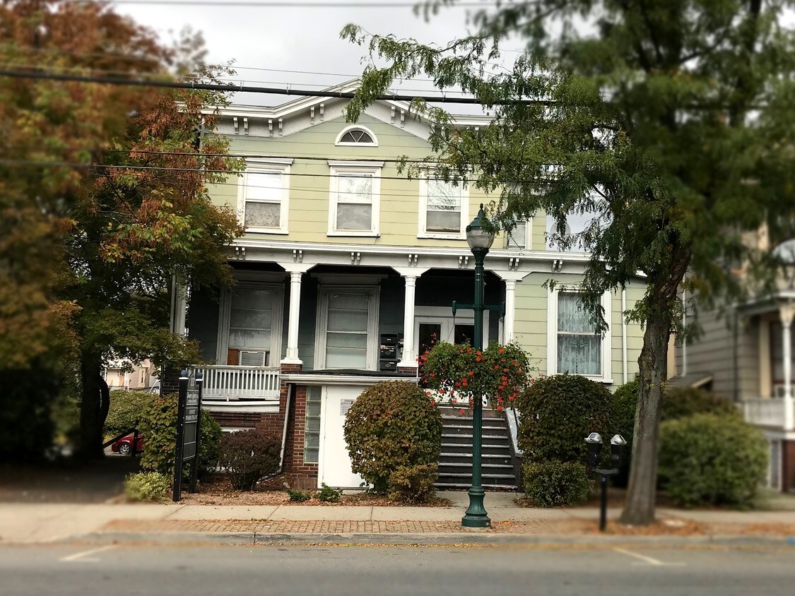 Building Photo - 1132 Main St