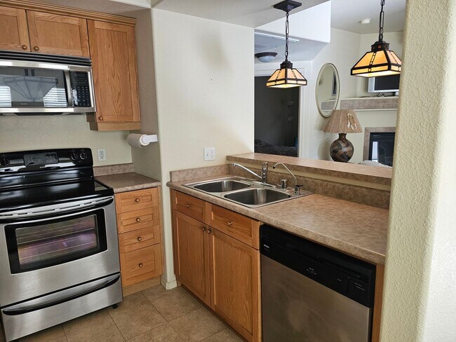 Building Photo - Furnished or Unfurnished Long Term Condo