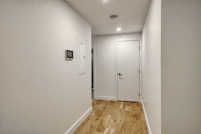 Building Photo - 3460 Rue Peel