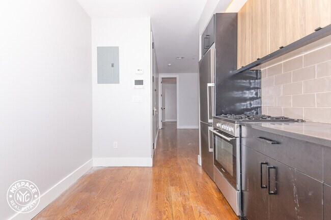 Foto del edificio - 17-21-21 Putnam Ave