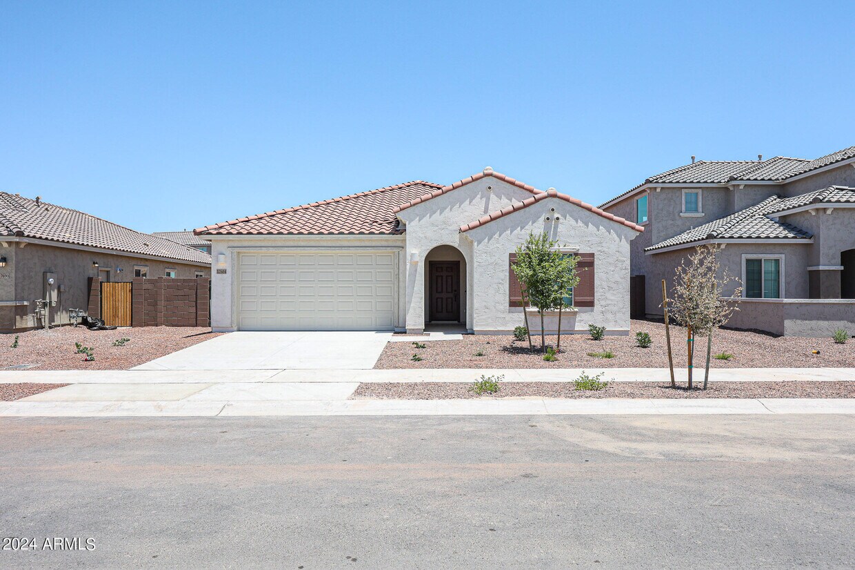 Foto principal - 17684 W Encinas Ln