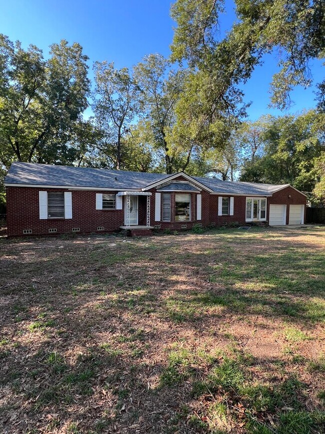 Building Photo - Massive 3/bed, 2 bath, newly updated!