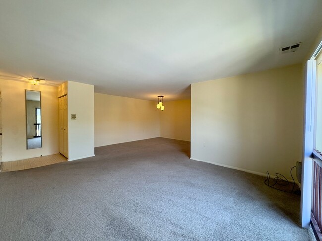 Foto del edificio - 2 Bedroom Condo in Pikesville/Courthaven