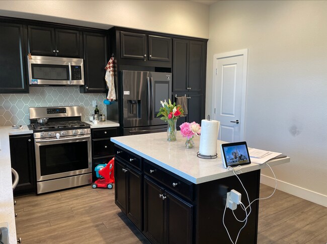Foto del edificio - 1781 Hazelnut Ln