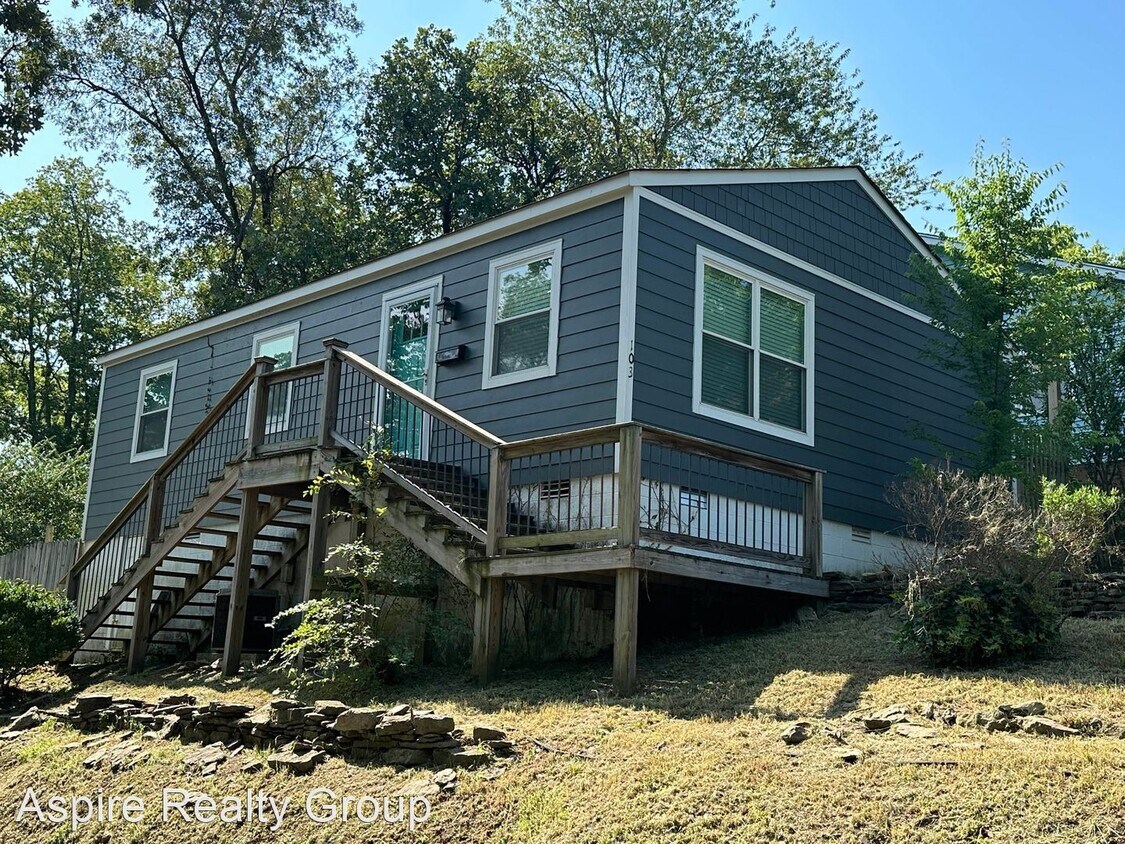 Primary Photo - 3 br, 1 bath House - 103 South Summit