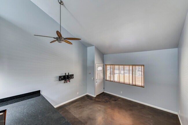 Foto del edificio - 8055 E Thomas Rd