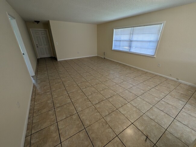 spacious living room with tile floor in the entire unit - 4506 Highland Ln