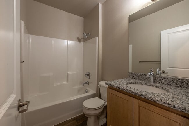 Building Photo - Large 2 Bedroom/2 Bath Apartment- Pet Friendly!