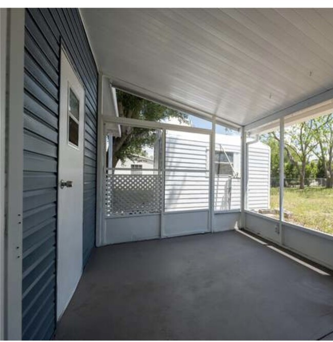 Foto del edificio - 444 Lazy Lake Dr W