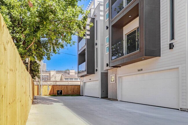 Foto del edificio - 5634 Dolores St