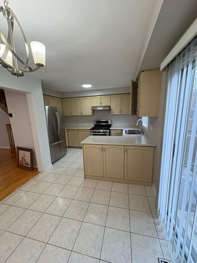 La cuisine est attenante à la salle à manger. - 5375 Longhouse Cres