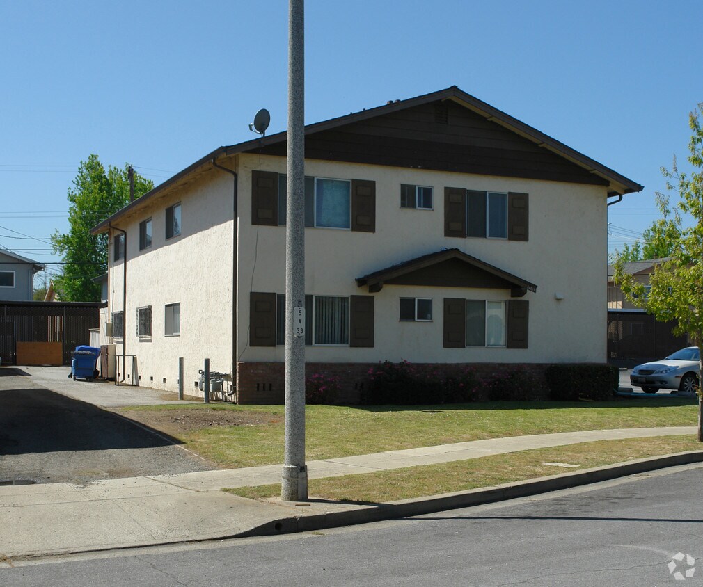 Primary Photo - 664 Kodiak Ct