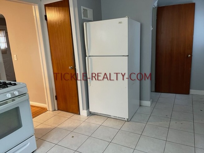 Foto del edificio - 3 Bedroom, 1 Bath, Central Air, Garage, Fu...