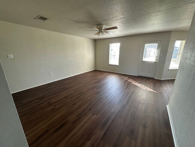 Foto del edificio - AVAILABLE NOW! - 2 WEEKS FREE!