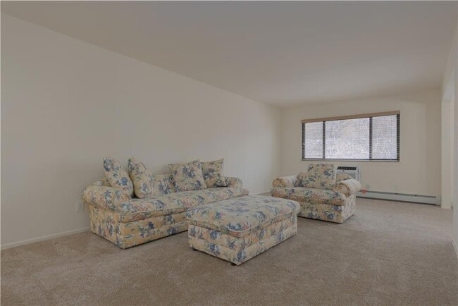 Building Photo - 8 E Lawrence Park Dr
