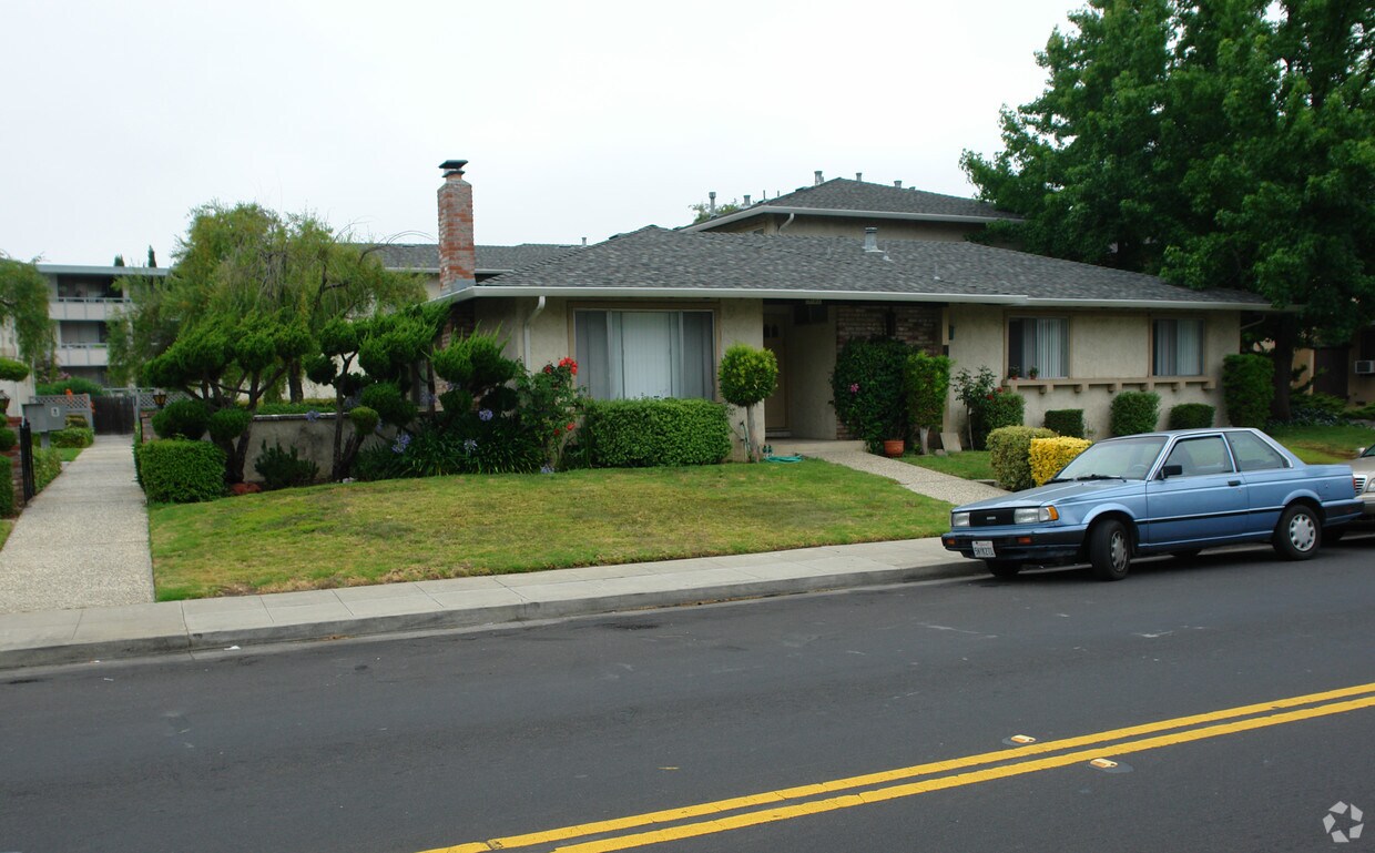 Primary Photo - 3701 Peacock Ct
