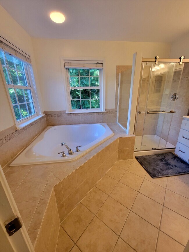Building Photo - 3352 Beechcliff Dr