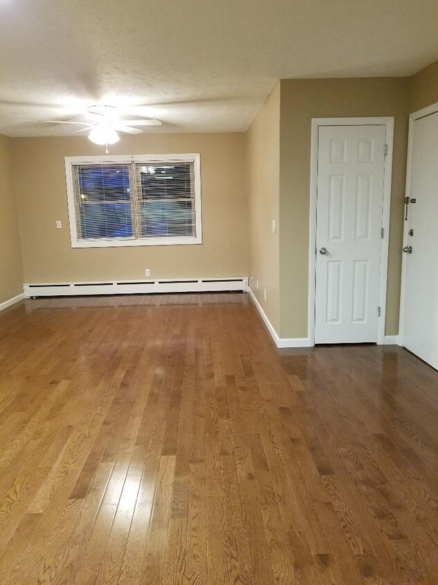 Living room - 906 Arcadia Dr