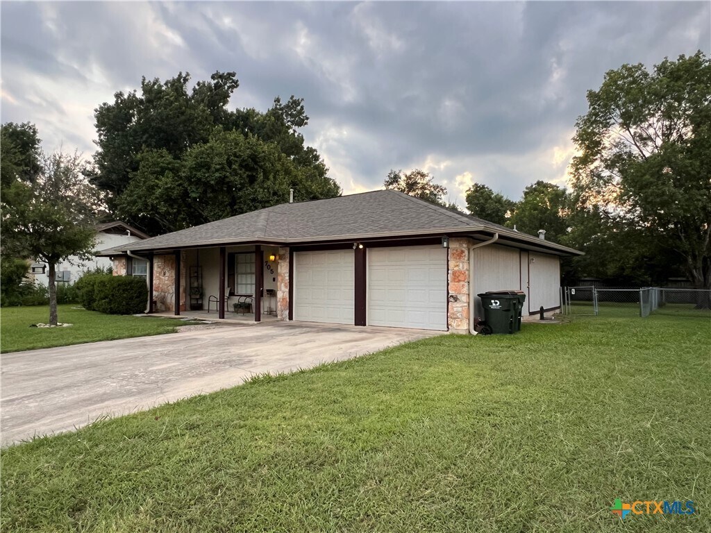 Building Photo - 705 Central Dr