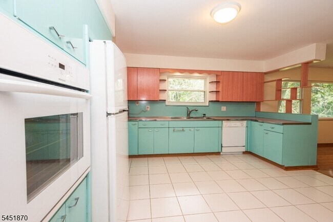 Foto del edificio - 681 Easton Ave