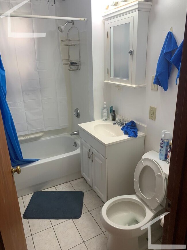 Foto del edificio - Renovated 3 Bed w/ Walk-In Closet, Street ...