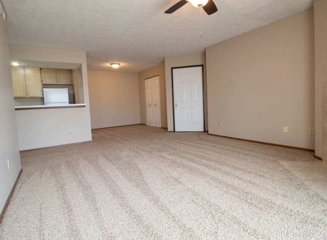 Oakbrook Court | Spacious Living Room - BayOak Apartments