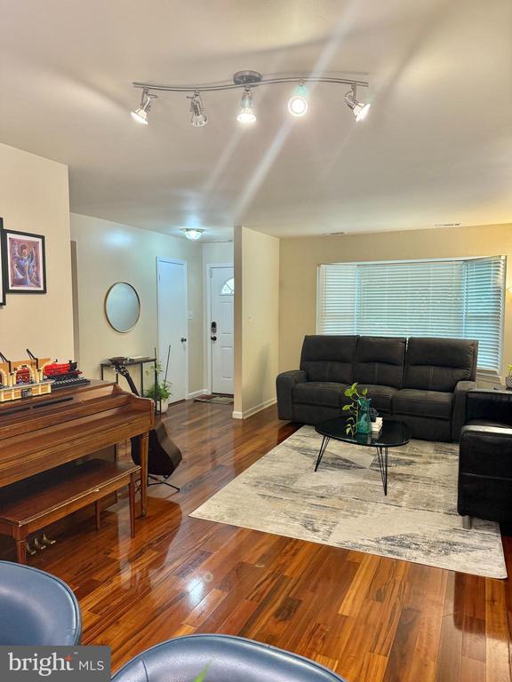 Building Photo - 5500 Woodlawn Manor Ct