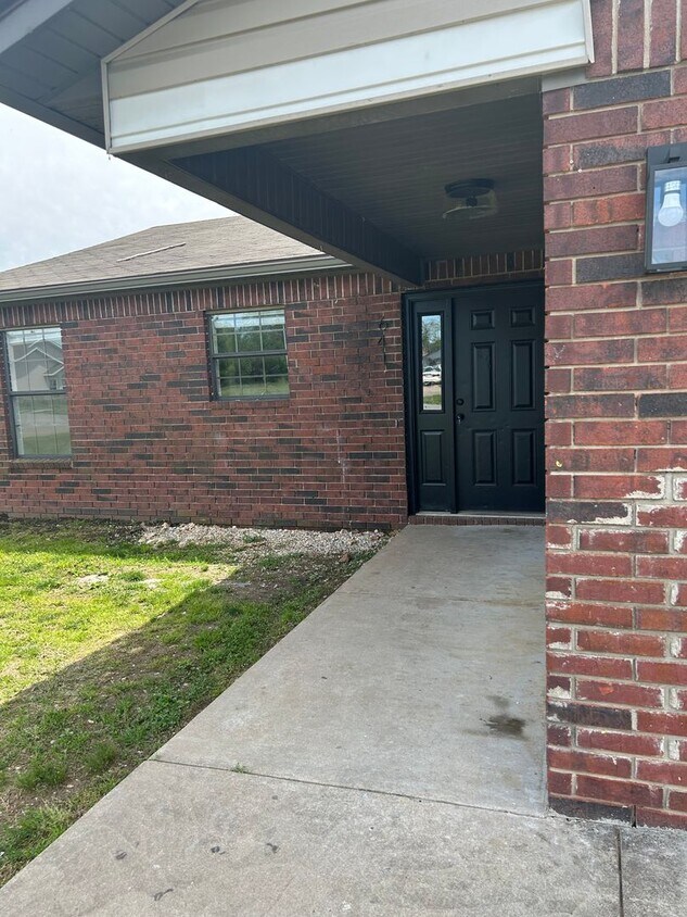 Foto principal - 639-641 E 1st St