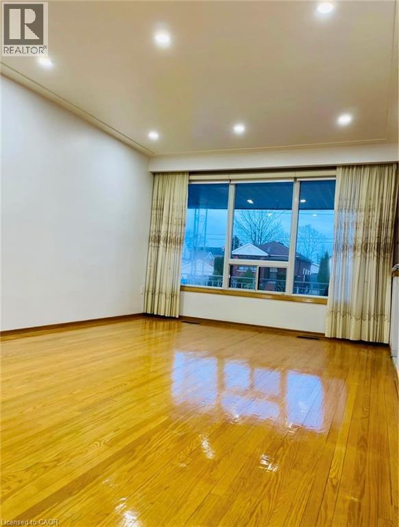 Photo du bâtiment - 14 Adair Ave S