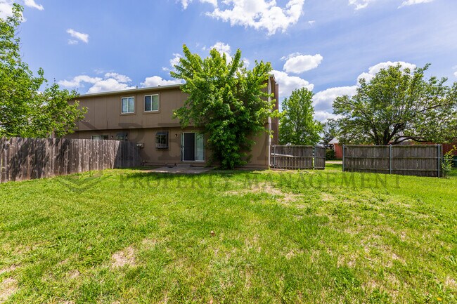 Building Photo - 2118 S White Oak Cir
