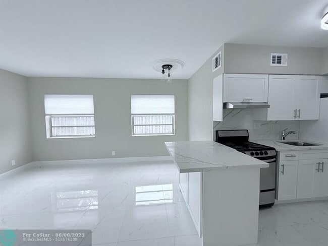 Foto del edificio - 2725 Middle River Dr