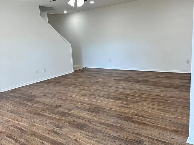 Building Photo - 2833 W Wildwood Dr