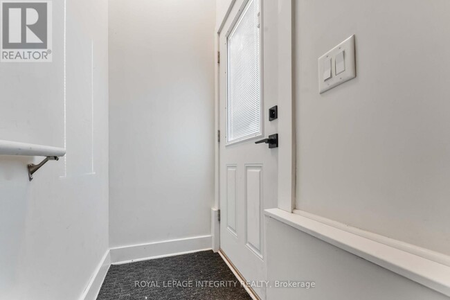 Building Photo - 35 Sherry Ln