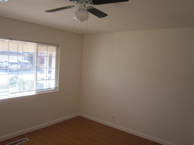 Foto del edificio - 26718 Peterman Ave