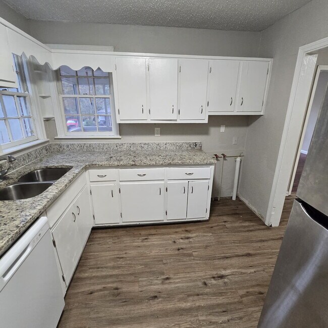 Foto del edificio - Full brick 3 bedroom, 1 and half bath home with screened in side porch, and an attic for extra st...