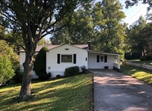 Building Photo - 2704 Redbud St