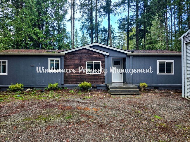 Foto del edificio - *AVAILABLE NOW!* 3 BED RAMBLER CLOSE TO LAKE, DETACHED SHOP AND LARGE DECK